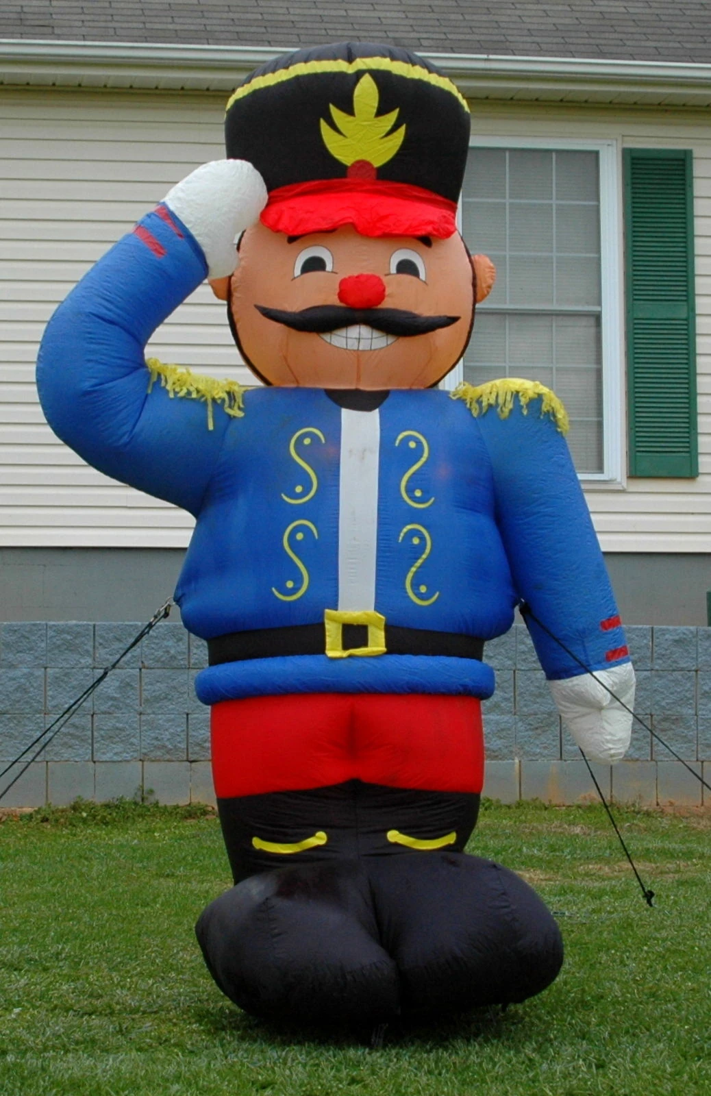 Image GEMMY 8FT TOY SOLDIER NUTCRACKER LIGHTED AIRBLOWN INFLATABLE