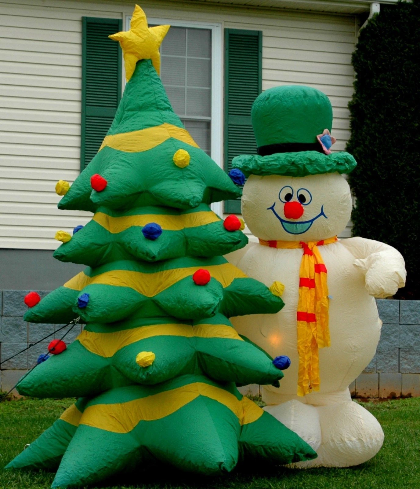 Image GEMMY 8FT FROSTY THE SNOWMAN & CHRISTMAS TREE LIGHTED AIRBLOWN