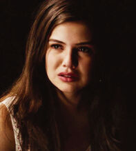 Davina-Claire-Girl-in-New-Orleans-the-originals-tv-show-35995882-649-720