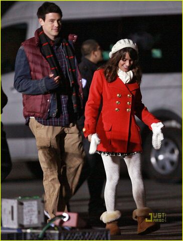 File:Lea-michele-cory-monteith-christmas-kiss-04.jpg