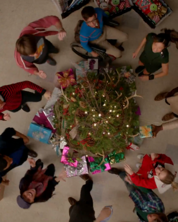 Rockin Around The Christmas Tree Glee Tv Show Wiki Fandom - rockin around the christmas tree roblox id code