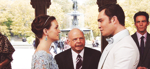 https://vignette.wikia.nocookie.net/gossipgirl/images/8/89/Blair_and_chucks_wedding.gif/revision/latest?cb=20141216013221