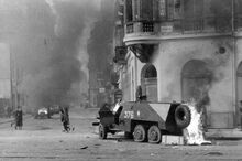 Fortepan 12830 Rákóczi út - Akácfa utca sarok. Kiégett szovjet BTR-152 páncélozott lövészszállító jármű.
