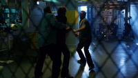 Monroe hommes frapper entrep t combat 1x02