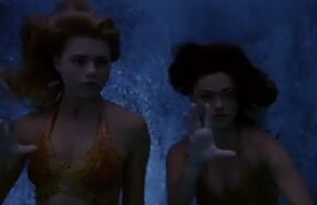 Cleo e Bella usando seus poderes para salvar Drika do tentáculo.