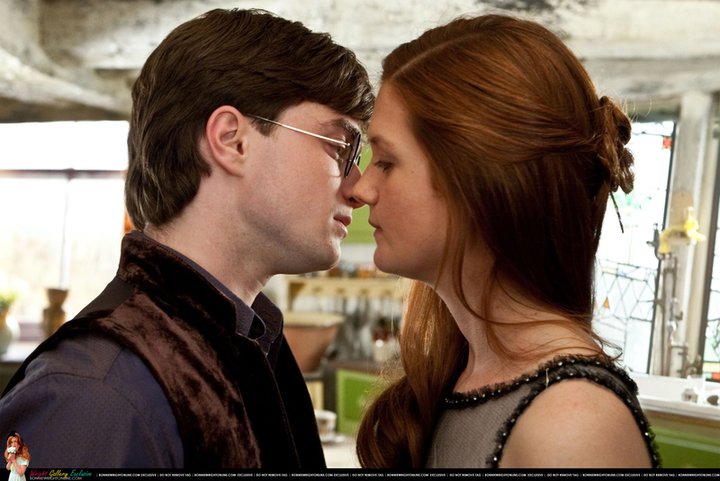 https://vignette.wikia.nocookie.net/harrypotter/images/0/01/Harry_Ginny_kiss_Deathly_Hallows_Part_1.jpg