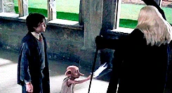 Dobby protégeant Harry de Lucius Malefoy
