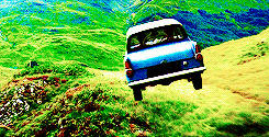 Podróż Harrego i Rona w latającym samochodzie z widokiem na zielone wzgórze i Wiadukt Glenfinnan