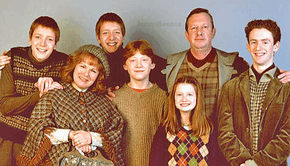 Fotografia de set membres de la família Weasley. D'esquerra a dreta- George, Molly, Fred, Ron, Ginny, Arthur i Percy.