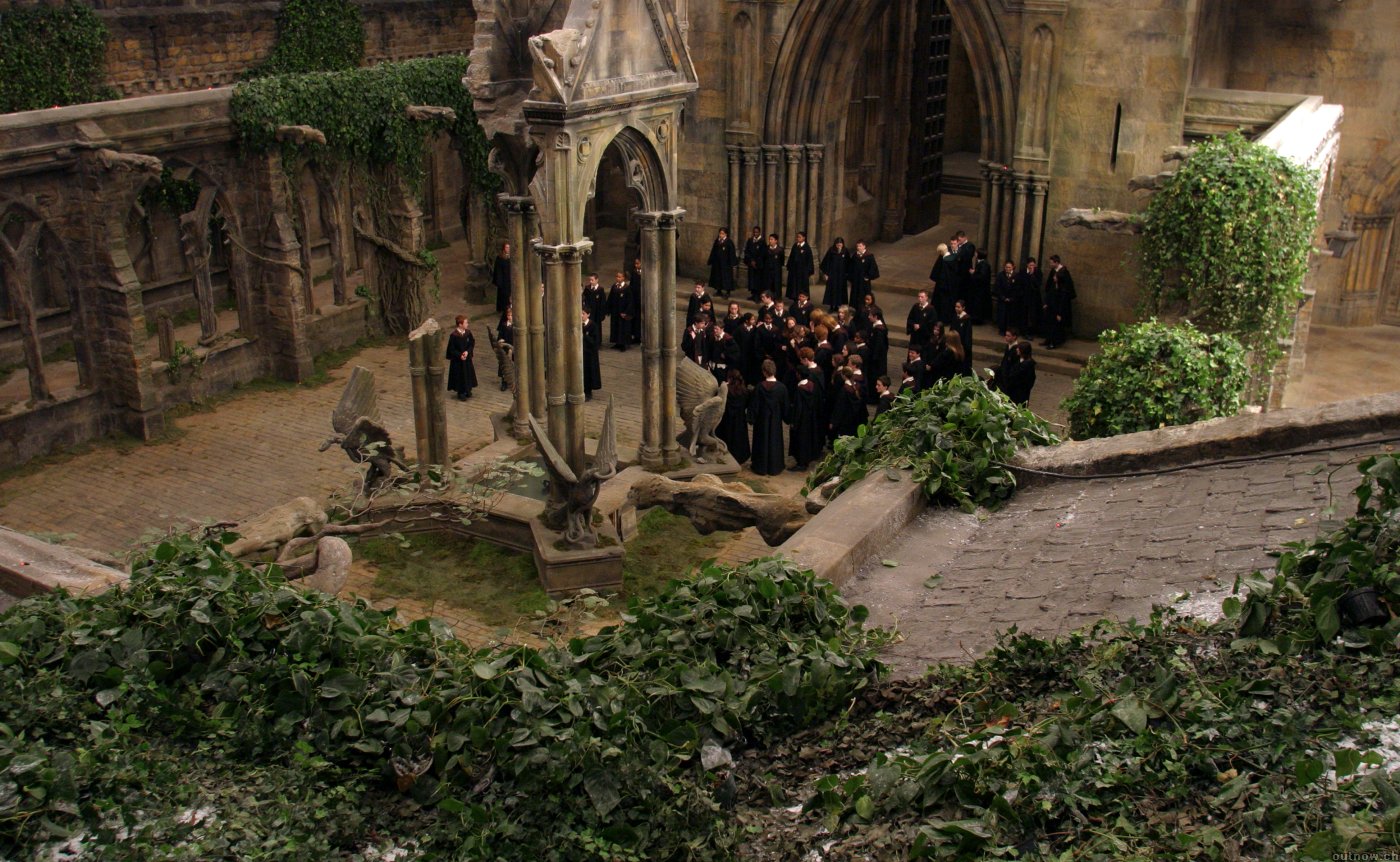Image Cour de la Tour.jpg Wiki Harry Potter FANDOM powered by Wikia