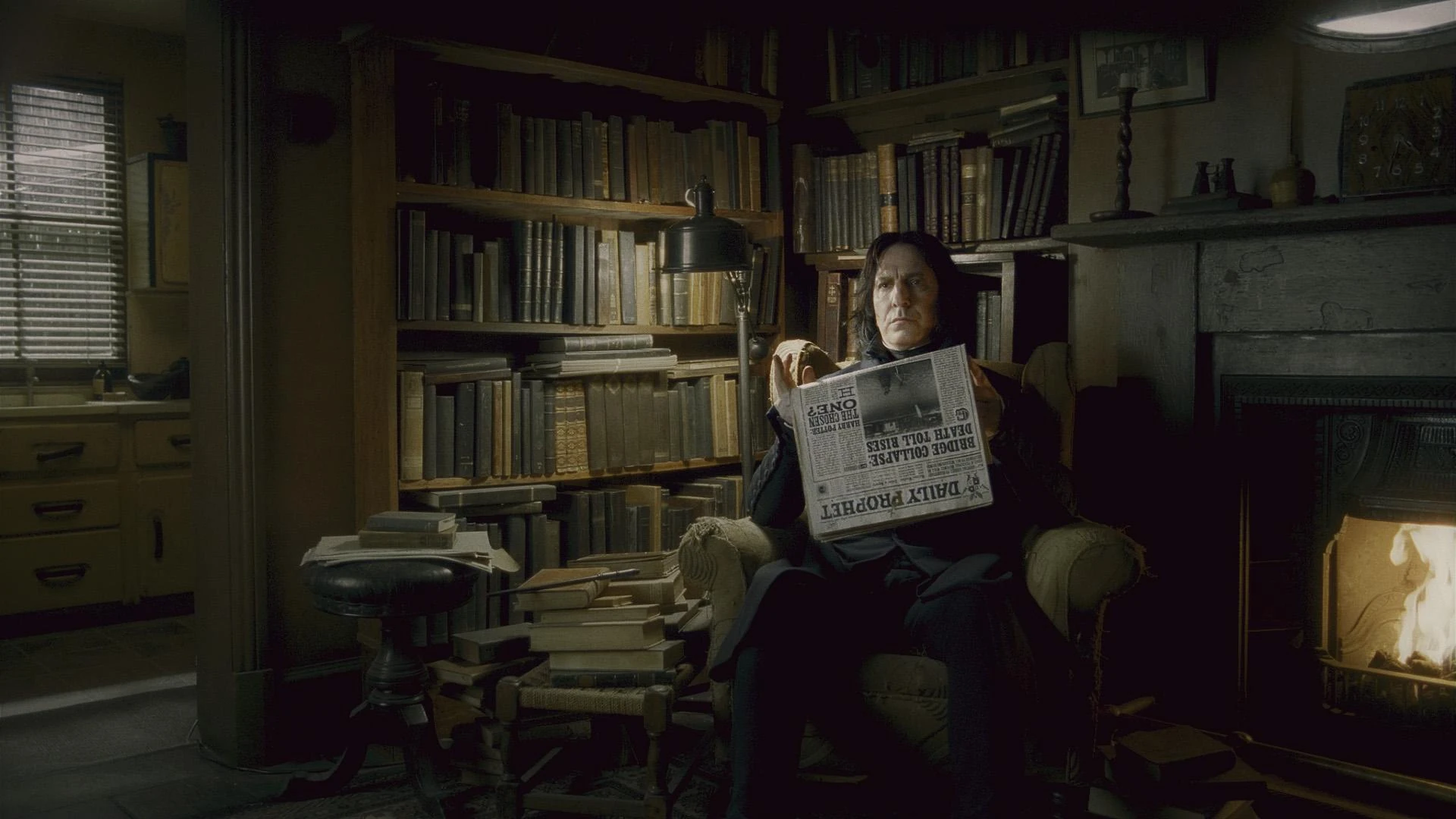 Imagem Severus Snape reading the Daily Prophet.JPG Harry Potter