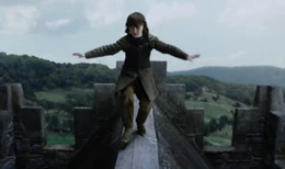 Bran trepa por Invernalia HBO