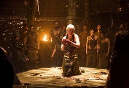 Daenerys comiendo corazón de caballo