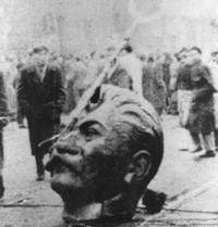 Głowa z pomnika Stalina strącona podczas Rewolucji 1956 r