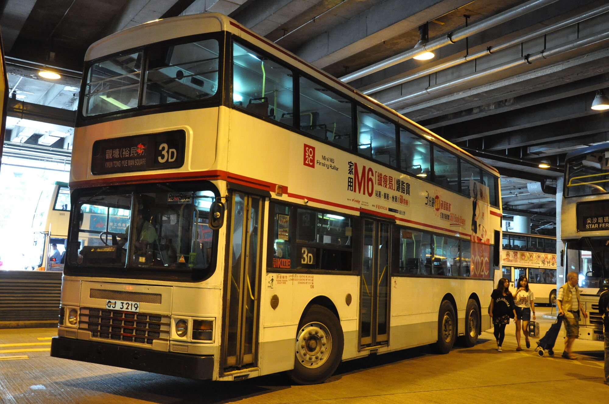 香港巴士：双层特色的现代化公交