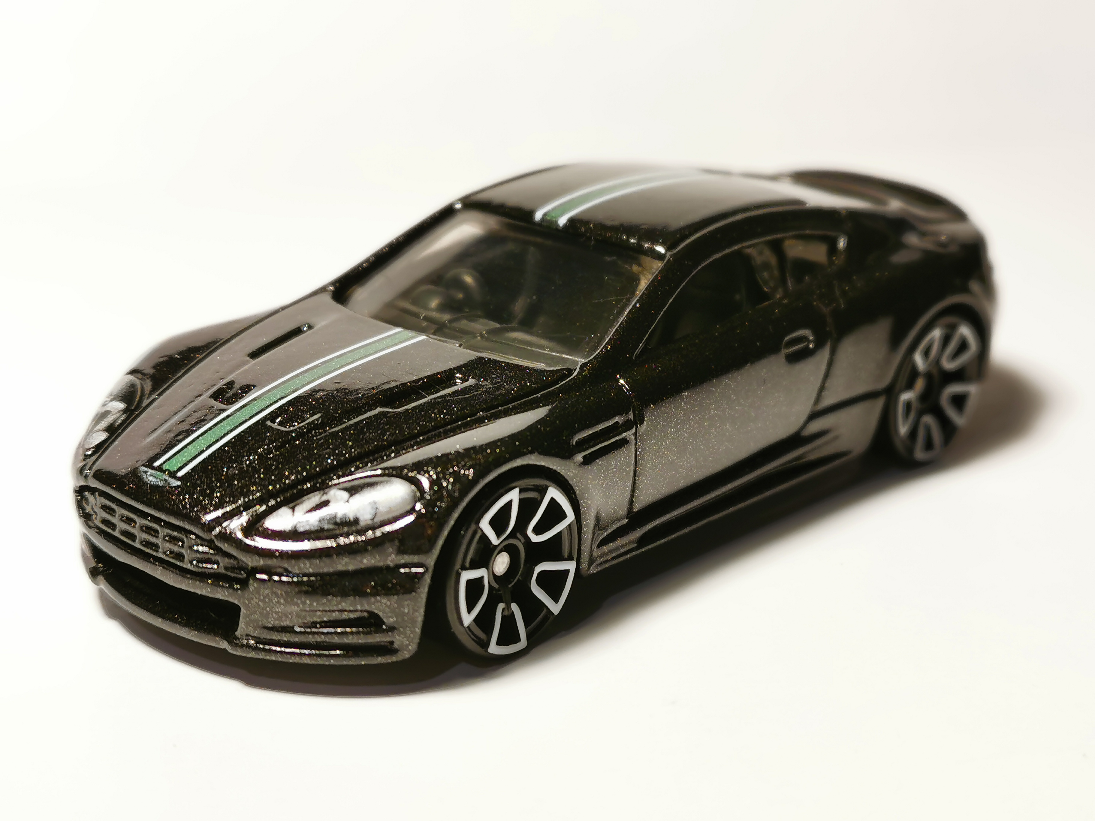 hot wheels aston martin dbs