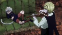 Pouf plays the violin