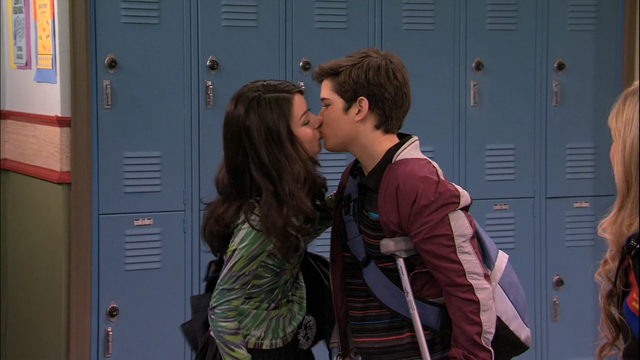 File:Creddie Kiss 2.png
