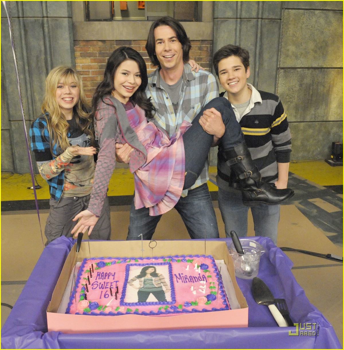 Image Mirandacosgroveicarlycake01.jpg iCarly Wiki Image Mirandacosgroveicarlycake01.jpg iCarly Wiki