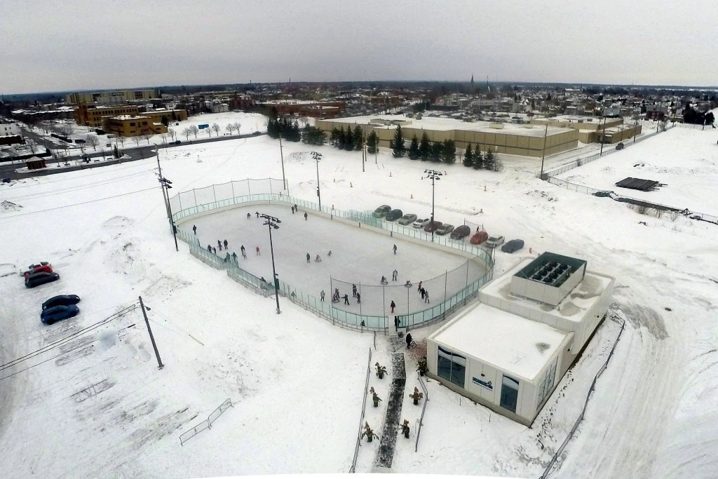 Image Patinoire extérieure VictorPepin Drummondville.jpg Ice