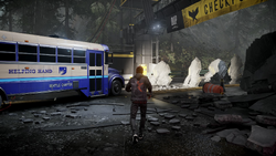 Delsin zbliża się do betonowej blokady przed autobusem (inFamous Second Son)