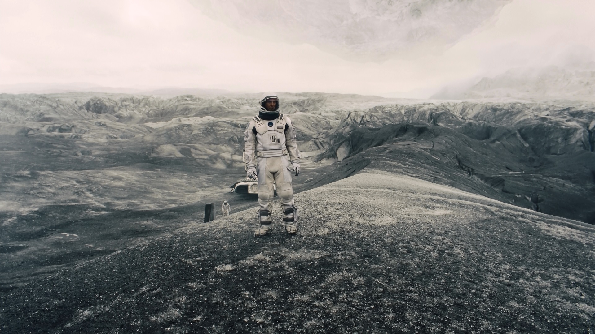 L'astronauta Joseph Cooper sul pianeta del Dr. Mann in una scena del film Interstellar, ambientato in Islanda.