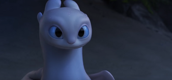 https://vignette.wikia.nocookie.net/jakwytresowacsmoka/images/b/b5/LightFury1.png/revision/latest/scale-to-width-down/350?cb=20180607152618&path-prefix=pl