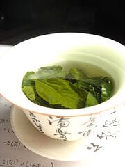 File-Tea leaves steeping in a zhong čaj 05