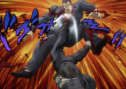 Roses pateando a un Yakuza