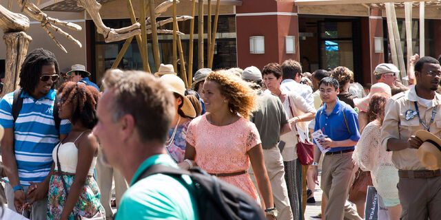 File:Crowd-in-front-of-spinosaurus-skeleton.jpg