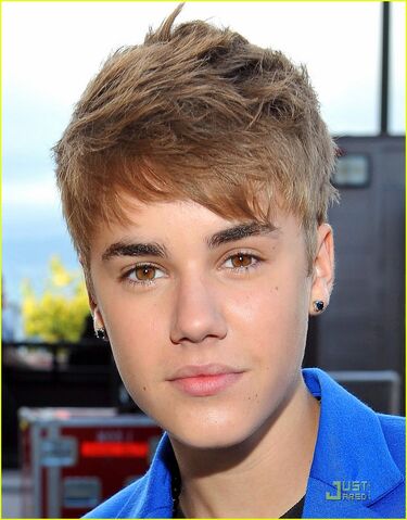 File:Justin-bieber-earrings-mtv-movie-awards-01.jpg