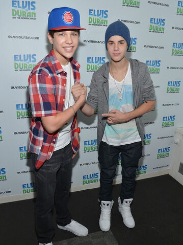 Archivo:Justin-bieber-vs-austin-mah.jpg