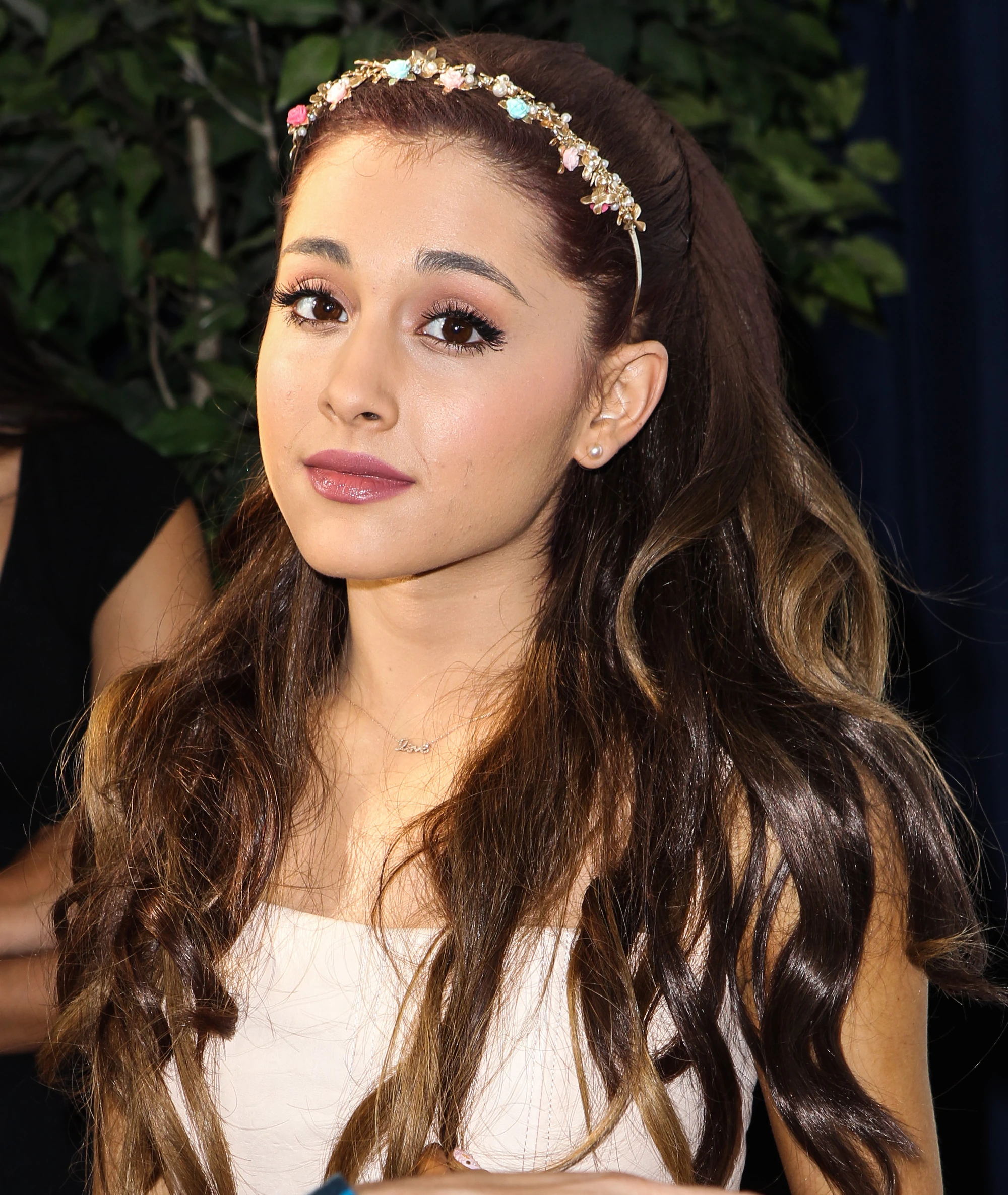 Greek American singer Kalomira and Ariana Grande – lookalike or not?