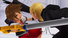 Sora esquivando a Larxene