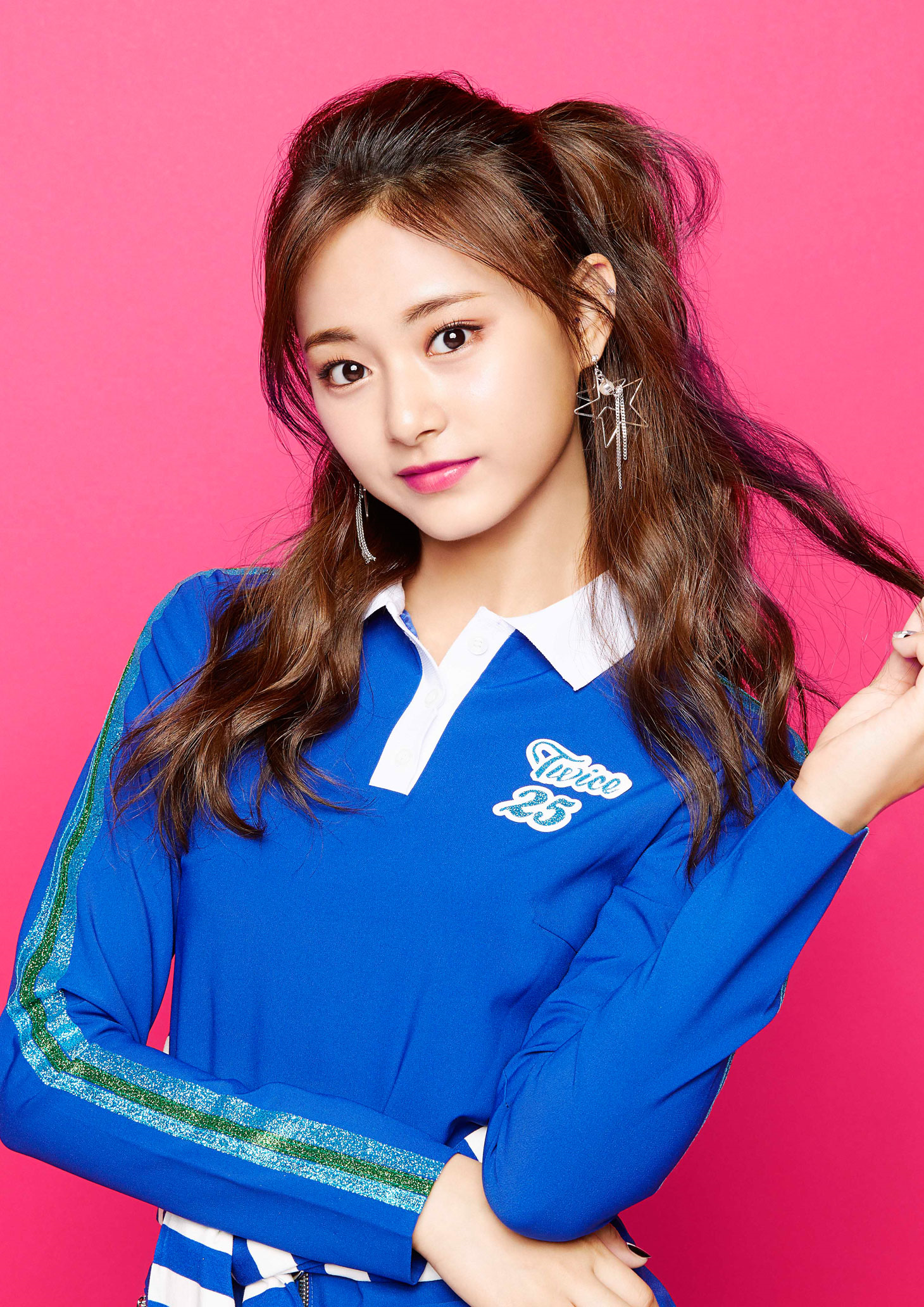 Image TWICE Tzuyu e More Time promotional photo