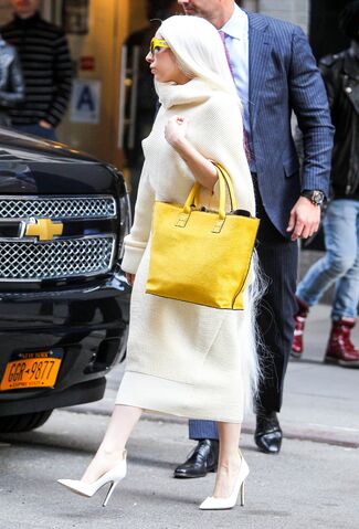File:3-24-14 Leaving her apartment in NYC 001.jpg
