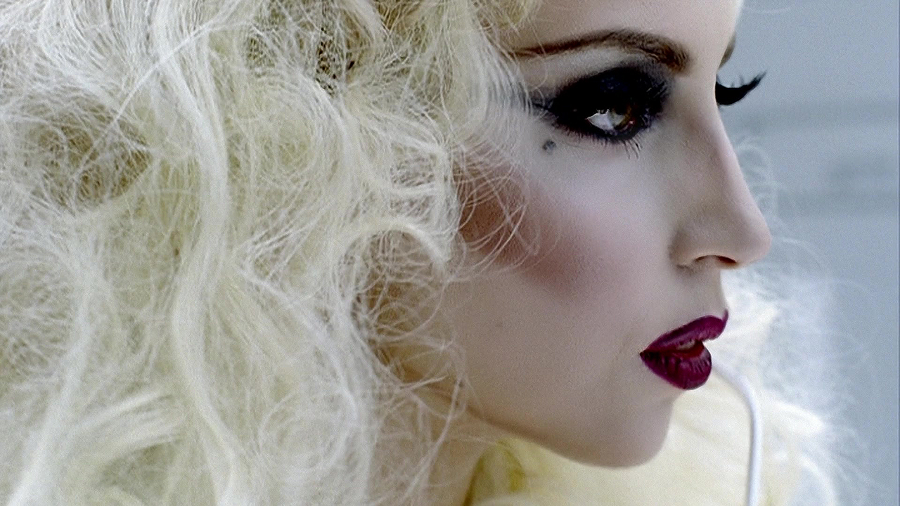 lady gaga song bar romance vidro