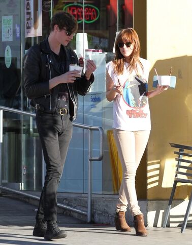 File:Dakota+Johnson+Stops+Yogurt+Boyfriend+Yr Abj5CApex.jpg