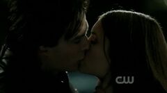Elena & Damon Kiss S3E10 (4)