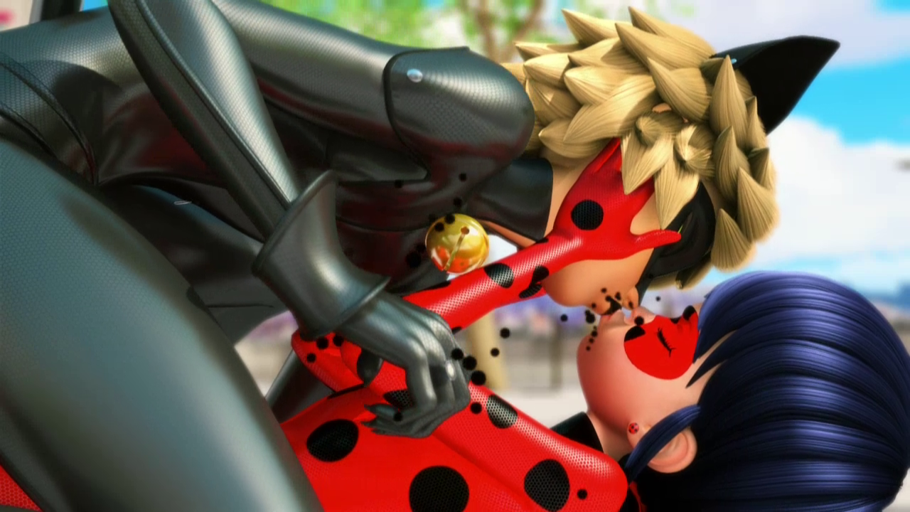 ladybug and cat noir kiss