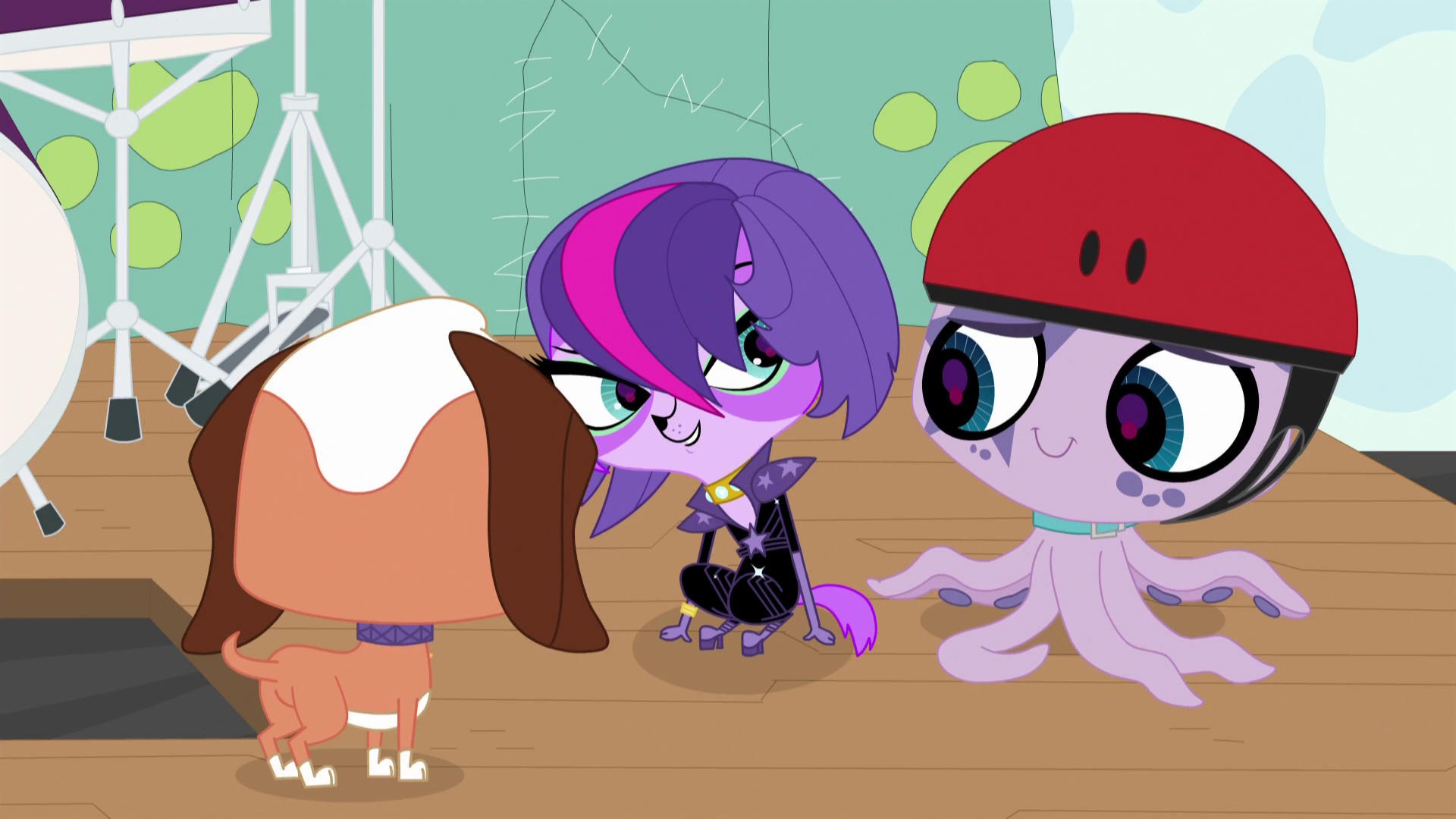 Image Zoe Looks At Ocho Png Littlest Pet Shop 2012 TV Series Wiki   Latest