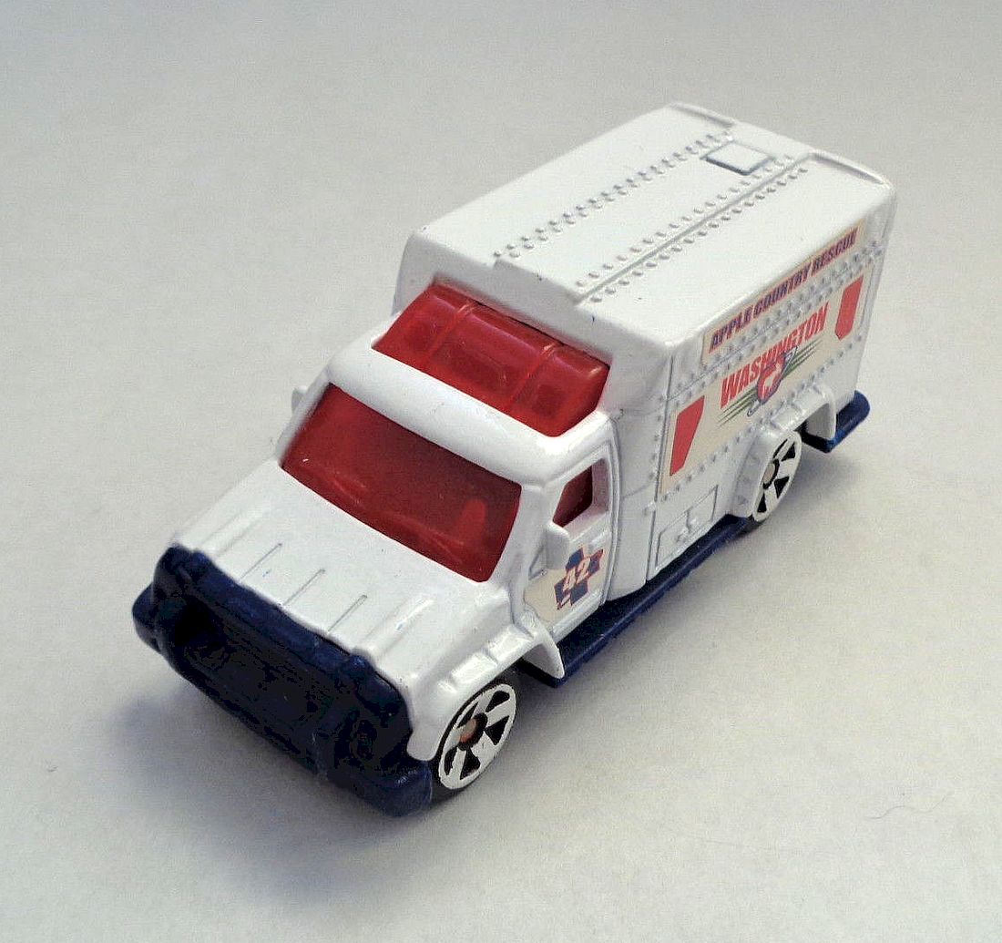 Rescue Squad # 42 USA 2001 92251 MATCHBOX Ambulance//SERIE