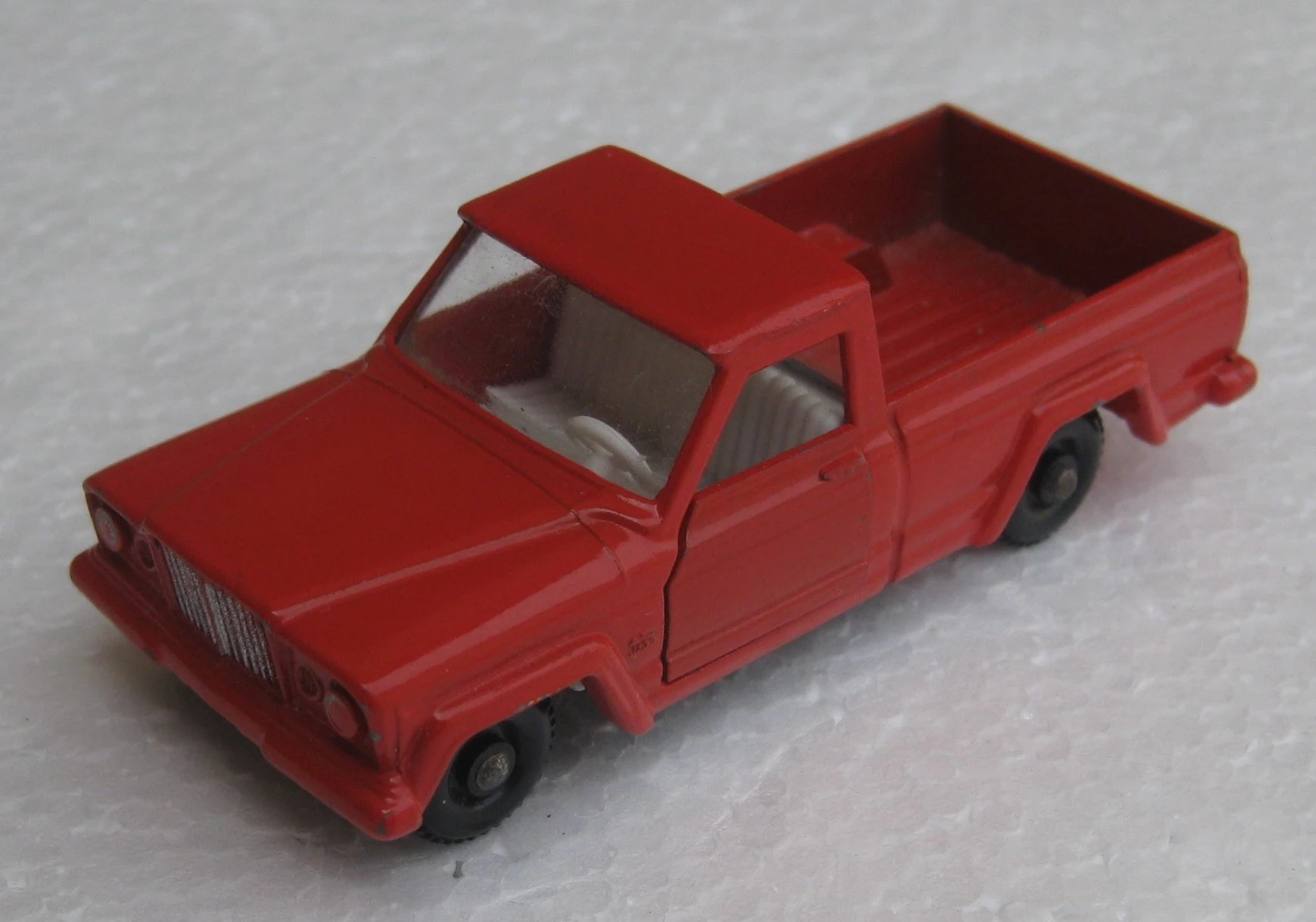 Jurassic World Auto Matchbox Jeep Gladiator - Spielzeugauto Mit Beweglichen  Teilen Rot Bewegliche Teile Spielzeug, image size:1743x1221