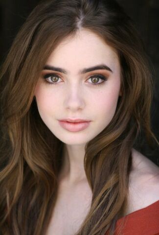 File:Lily Collins.jpg