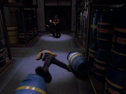 Worf erleidet Unfall im Frachtraum