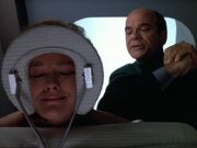 Der Doktor massiert Janeway