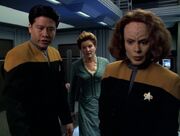 Kim, Torres und Janeway reparieren die Holodecksysteme