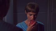 T'Pol probiert einen Pfirsich