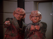 Die Ferengi beamen sich auf die Brücke