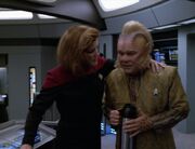 Janeway nimmt Neelix zur Seite